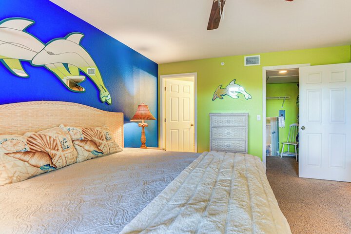8 Mi to Beach w / Pool Access: Englewood Condo!
