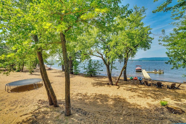 Modern Beachfront Oasis in Stockholm w / Dock!