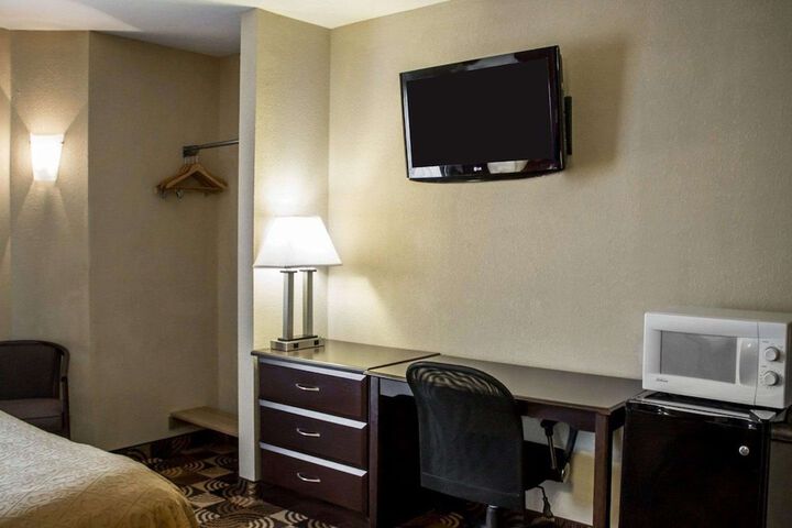Room 6 of 28