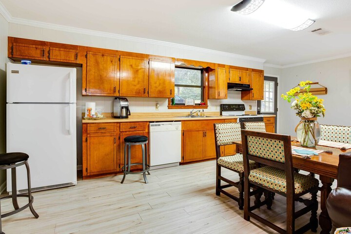 Doyline Cottage w / Large Porch & Lake Access!