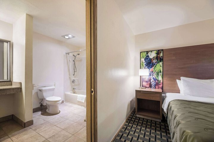 Room 28 of 47