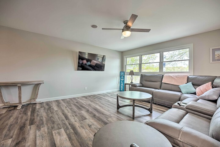 Pet-friendly Grass Lake Retreat w / Game Room!