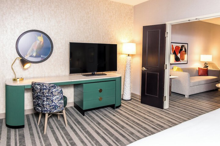 Room 16 of 38