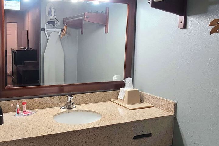 Room 15 of 33