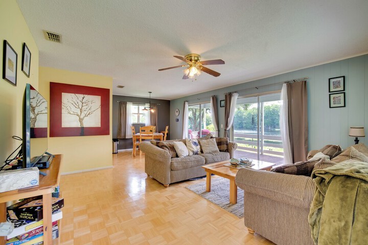 Docks + Balcony: Peaceful River Abode in Dunnellon
