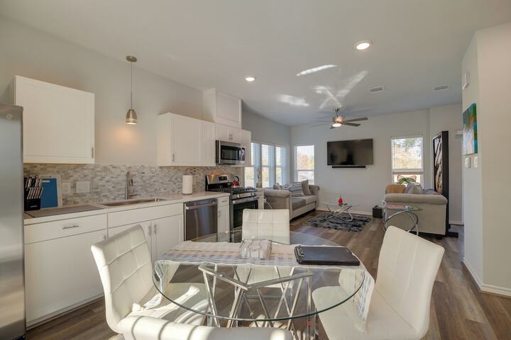 South Houston Townhome w / Patio & Gas Grill!