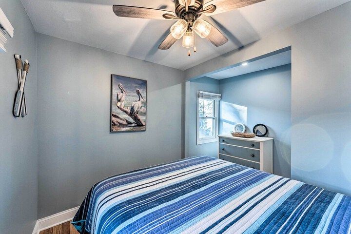 Lakefront Home w / Gorgeous Sunsets Kayaks, & Pier