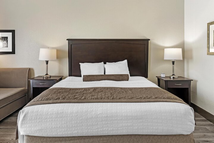 Best Western Plus Chain of Lakes Inn & Suites