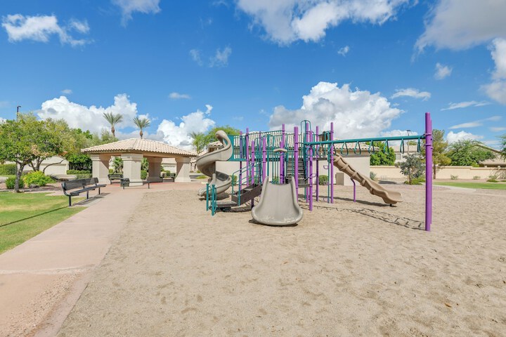Pool & Golf Course Views: Family Home in Gilbert