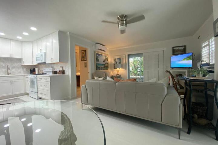 Closest 1BR to Vanderbilt Beach full kitchen with dishwasher, ALL NEW!