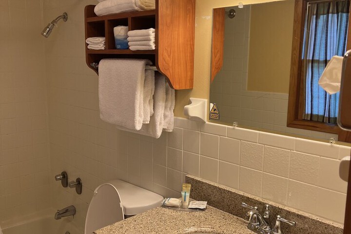 Room 323 of 443