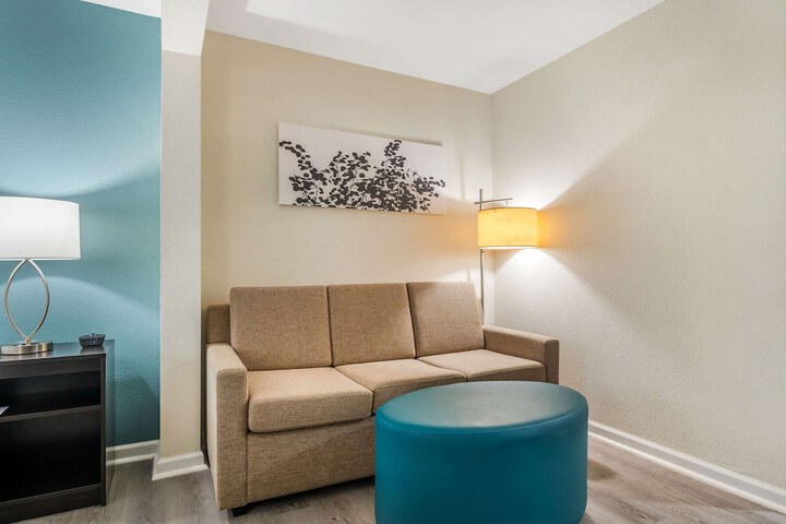 Room 28 of 35
