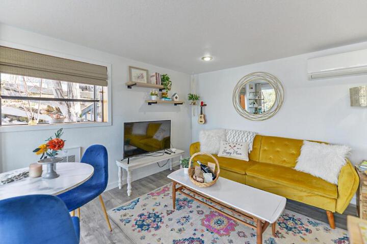 Lakefront Honeymoon Bay Studio Cottage