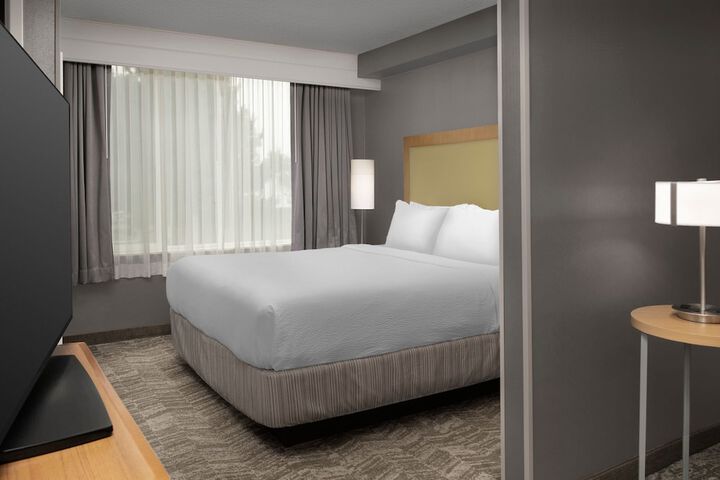 Room 32 of 65
