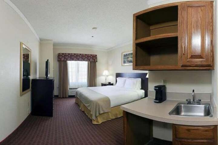 Holiday Inn Express & Suites Plainview by IHG