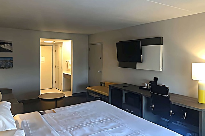 Room 10 of 17