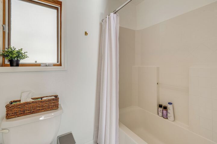 Oceanside Escape w / Stunning Views: Walk to Beach!