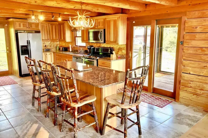 Majestic Vista Mountainside Cabin