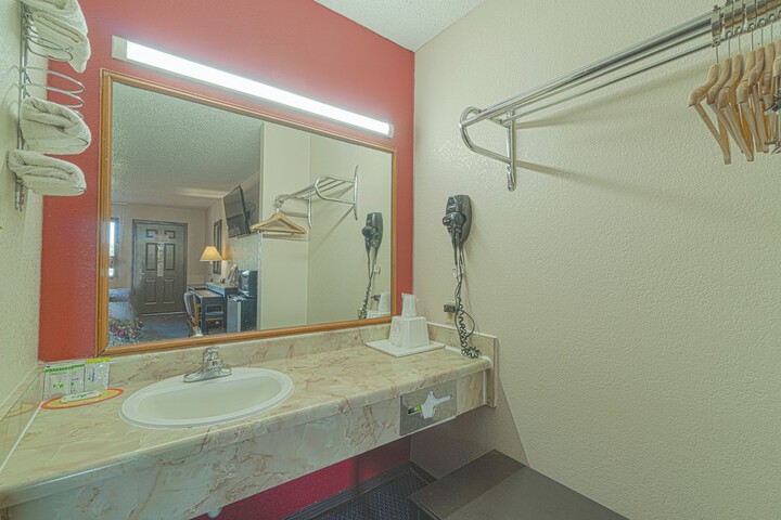 Regency Inn & Suites by OYO Bay City TX