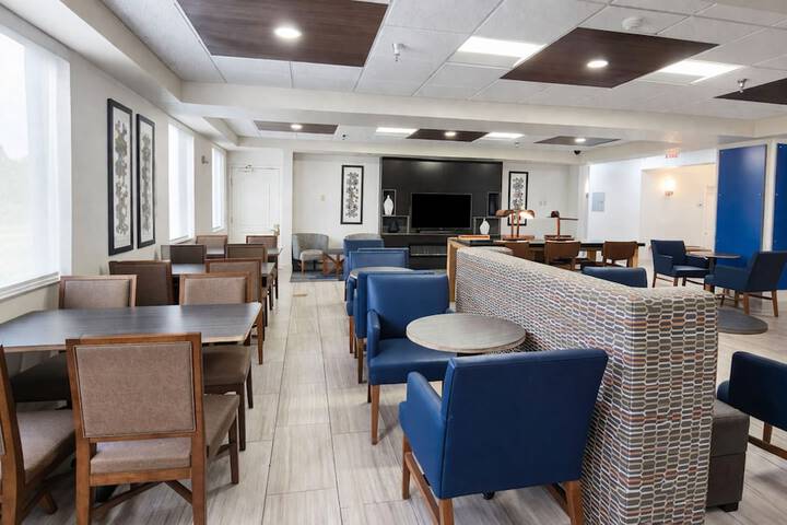 Holiday Inn Express & Suites Winner by IHG