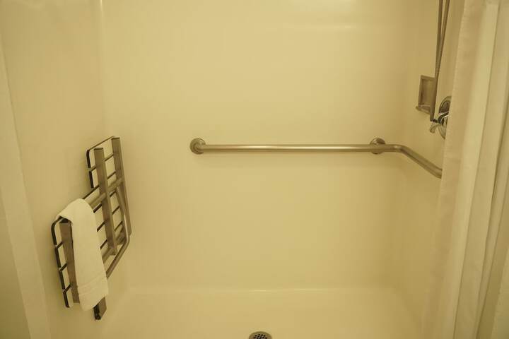 Harbor Inn & Suites
