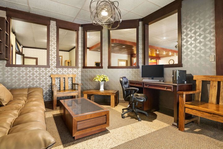 Business Center 18 of 18