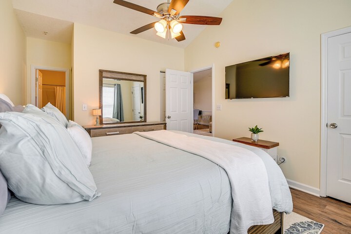 Myrtle Beach Condo w / Large Balcony & Pool Access