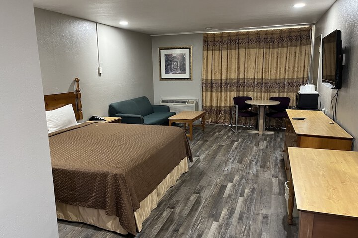 Room 9 of 16