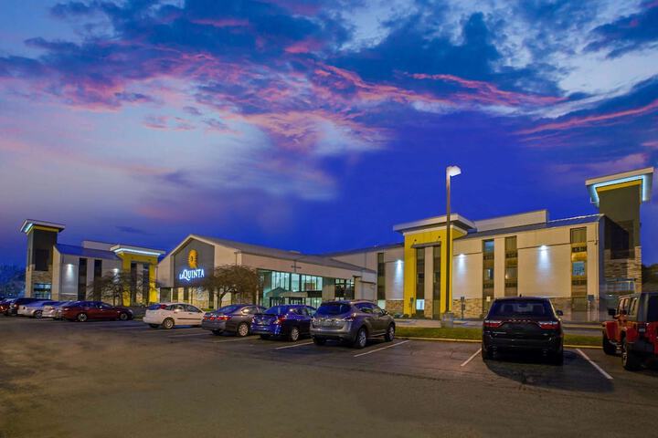 La Quinta Inn & Suites by Wyndham Detroit Metro Airport