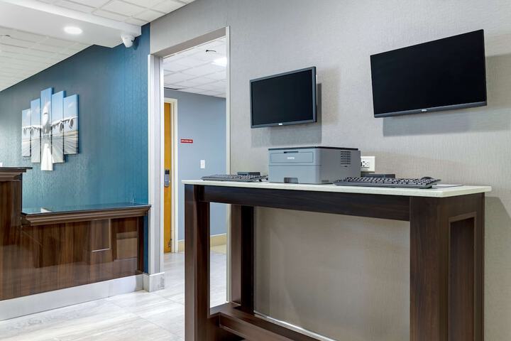 Business Center 36 of 37