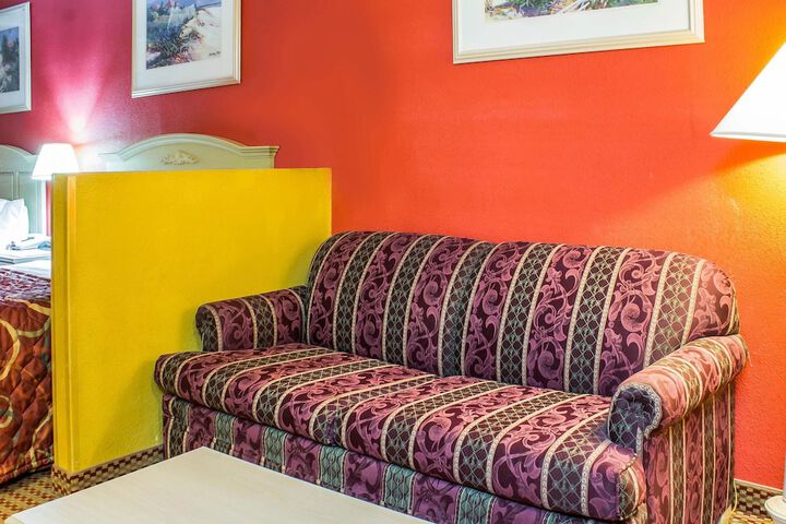 Econo Lodge Inn & Suites Walnut