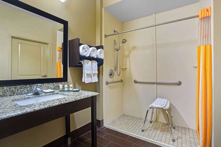 La Quinta Inn & Suites by Wyndham Pearsall
