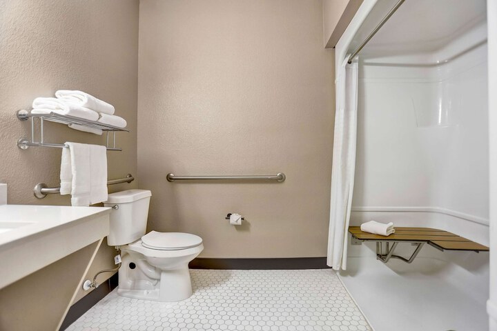 Room 25 of 41