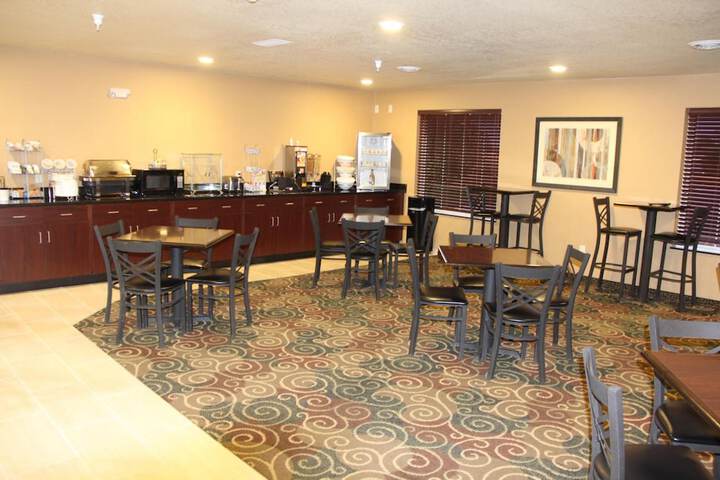 Castle Rock Inn & Suites