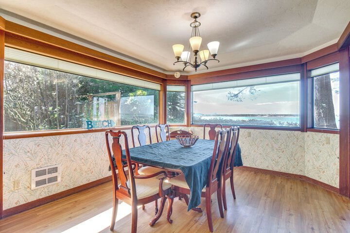Enchanting Coos Bay Sanctuary w / Lush Views!