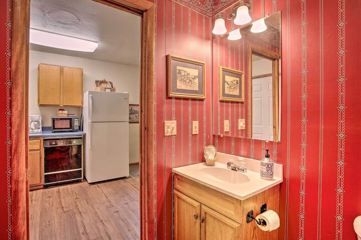 Bright Davis Escape w / Screened-in Porch!