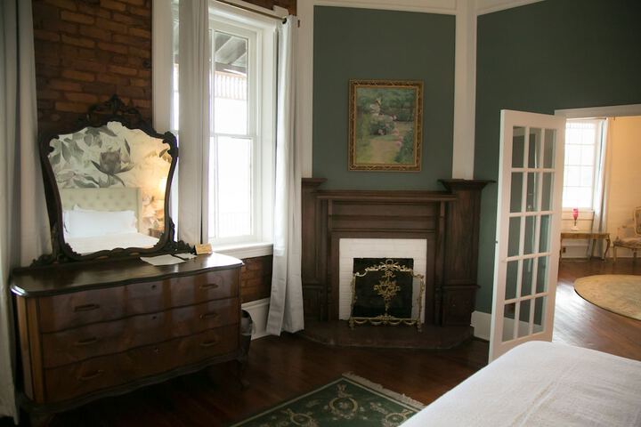 Room 33 of 87