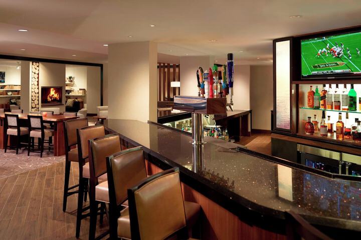 Lounge 48 of 61