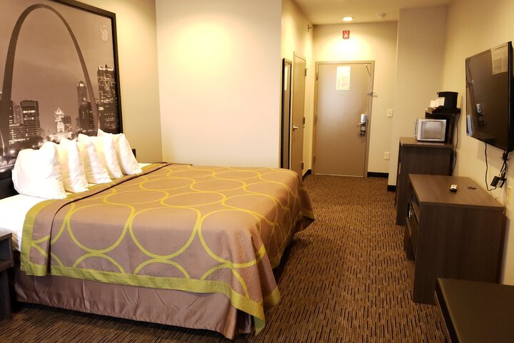 Room 8 of 33
