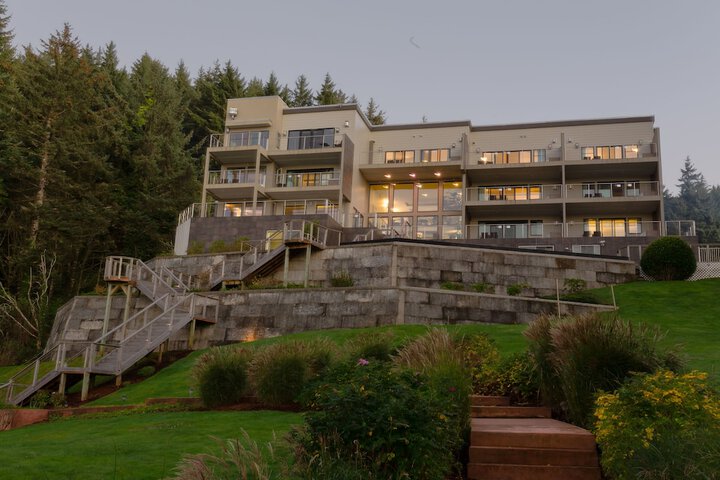 Whale Cove Inn
