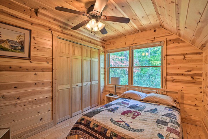 Secluded Cabin w / Deck 13 Miles to Downtown Murphy
