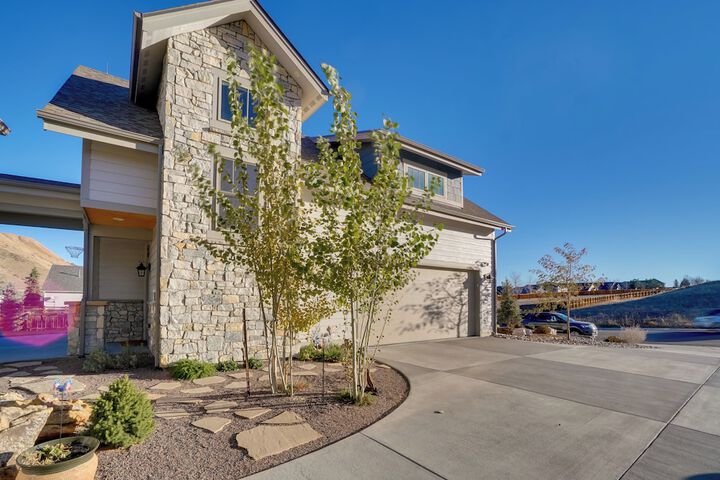 2 Mi to Town: Castle Rock Retreat w / Fireplace!
