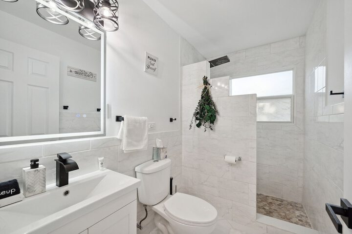Charming Contemporary Family Home 3 Bedroom Home by RedAwning