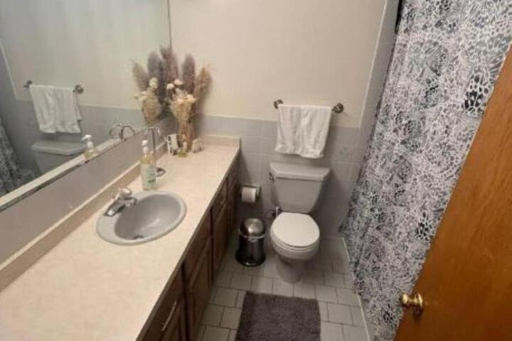3BR-2BA Deluxe Apartment with Fireplace and Balcony
