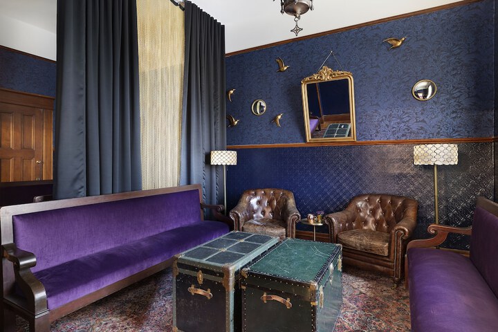Lounge 77 of 82