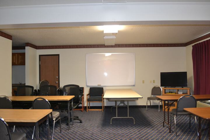 Super 8 by Wyndham Germantown / Milwaukee