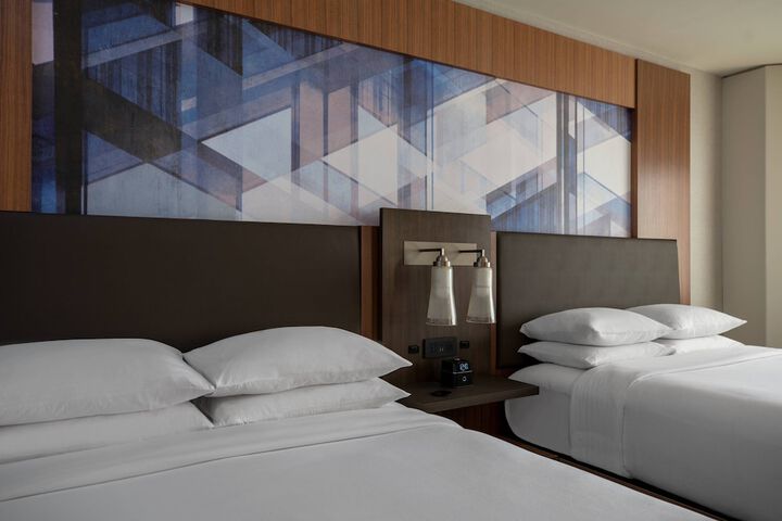 Room 32 of 76