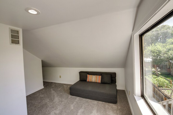 Charming Hamilton Hideaway: Half-mi to Main St!