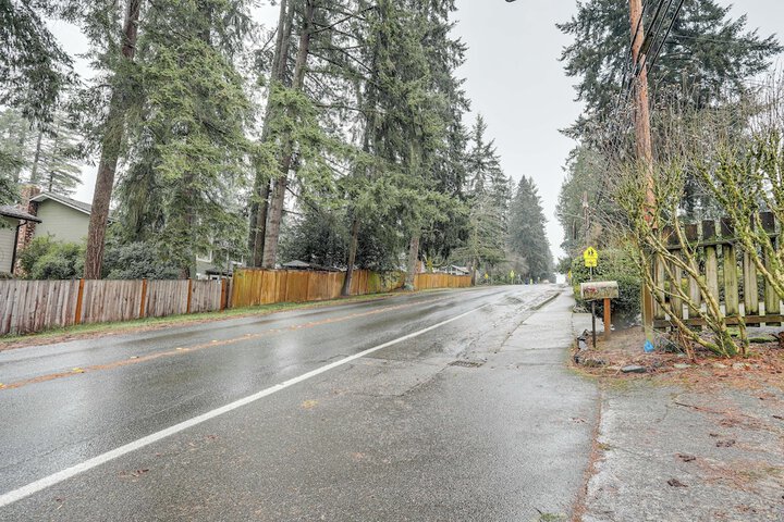 Walk to Beach & Lake Access: Cozy Redmond Apt!
