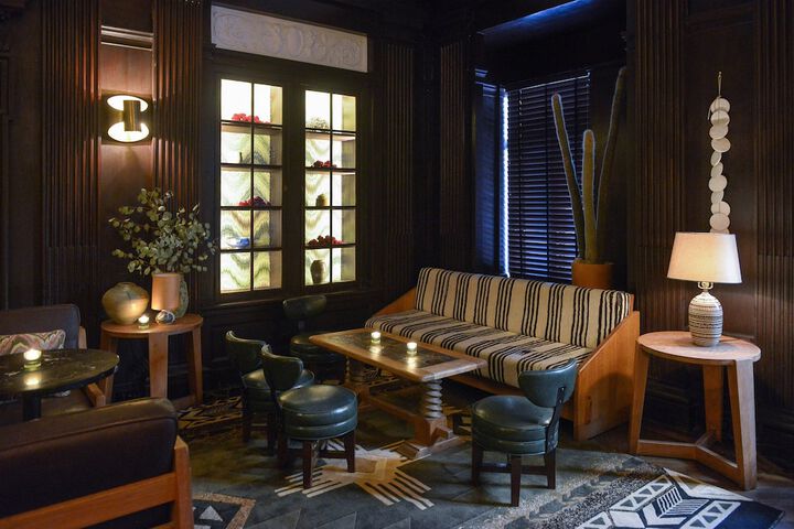 Lounge 65 of 102